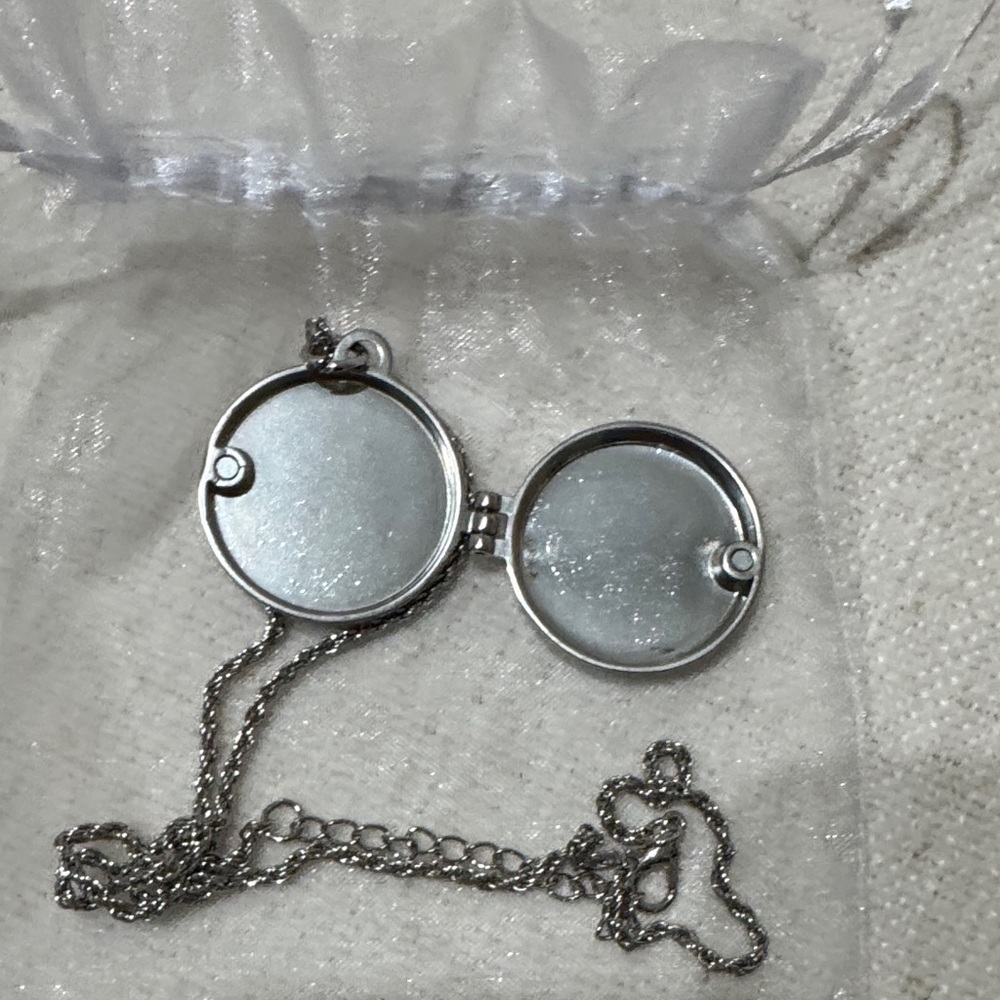Silver Tree of Life Locket Necklace Magnetic Close - Picture 2 of 2